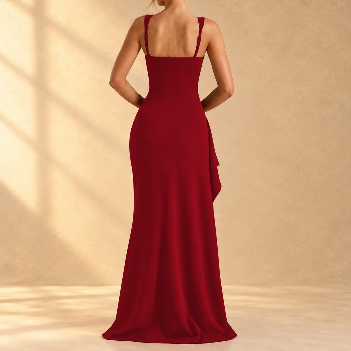 Anastasia | Vestido largo negro ajustado con abertura frontal y olán